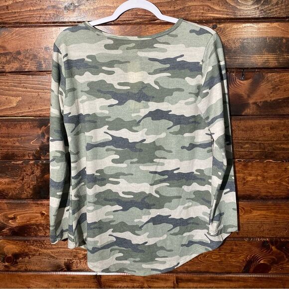 NWT Yelete Camo Long Sleeve Round Hem Keyhole Neckline Women's Size S - Picture 13 of 13